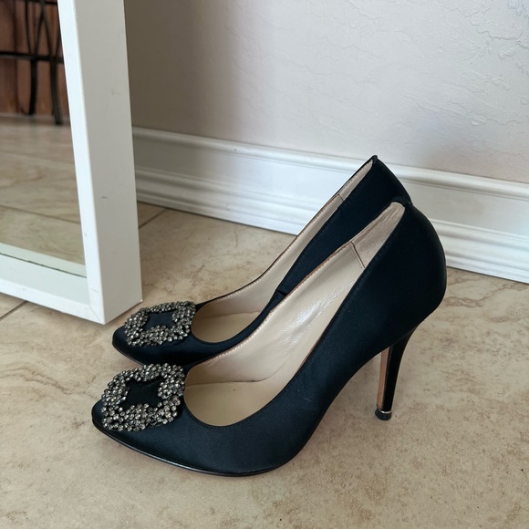Manolo Blahnik Black Satin Heels with Embellished Toe Shoes - Picture 3 of 7